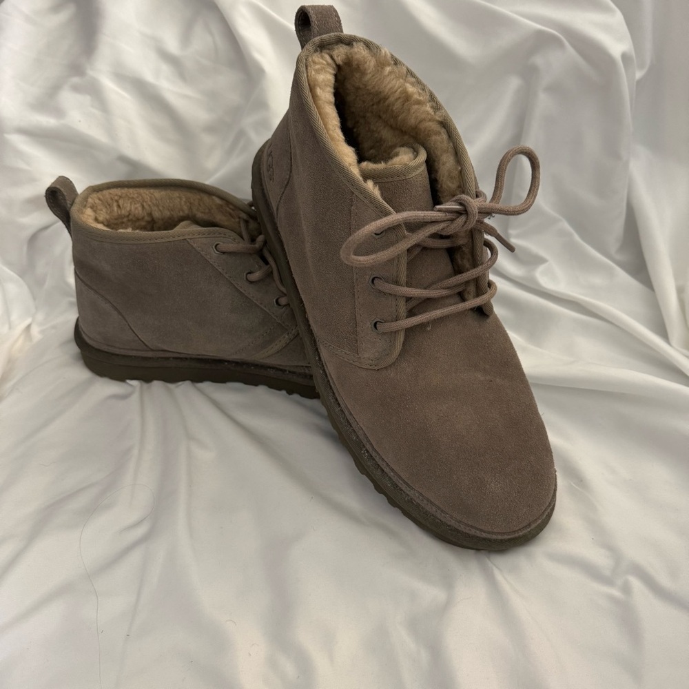 EUC UGG Neumel Chukka Boot